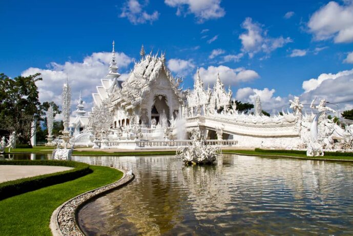Höhepunkt: Der Wat Rong Khun; auch der weiße Tempel genannt